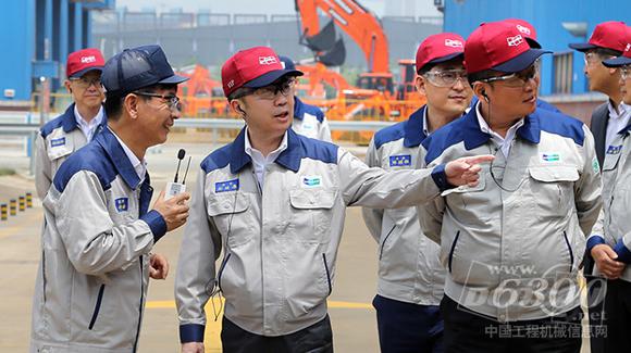 朴廷原会长叮嘱务必注重<a href=//product.d1cm.com/wajueji/ target=_blank>挖掘机</a>和<a href=//product.d1cm.com/zhuangzaiji/ target=_blank>装载机</a>的质量