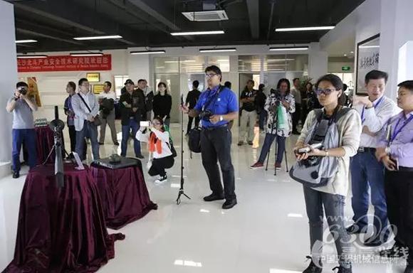 记者们聚焦湖南作为工业大省的智能成果与对接“一带一路”的实力（<a href=//photo.d1cm.com/ target=_blank>图片</a>来源：星辰在线）