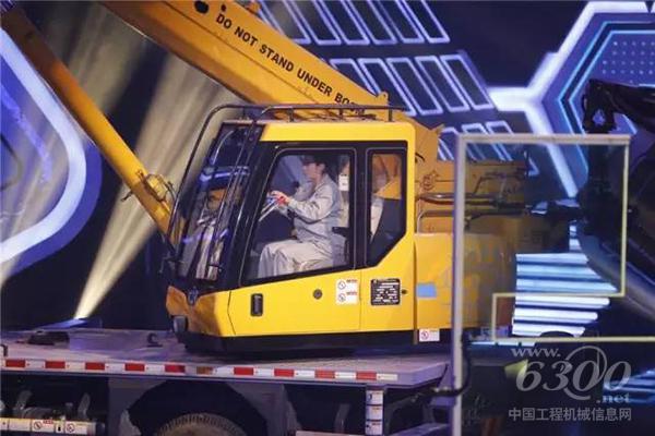 挑战者驾驶<a href=//product.d1cm.com/brand/liugong/ target=_blank>柳工</a>设备进行挑战