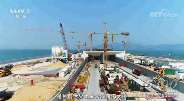 △中联重科塔机产品参建港珠澳大桥（<a href=//photo.d1cm.com/ target=_blank>图片</a>来源于央视纪录片《辉煌中国》）