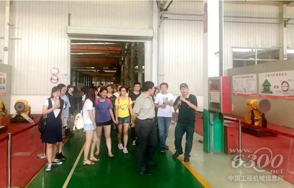 山东农业大学师生到<a href=//product.d1cm.com/brand/shantui/ target=_blank>山推</a>参观交流